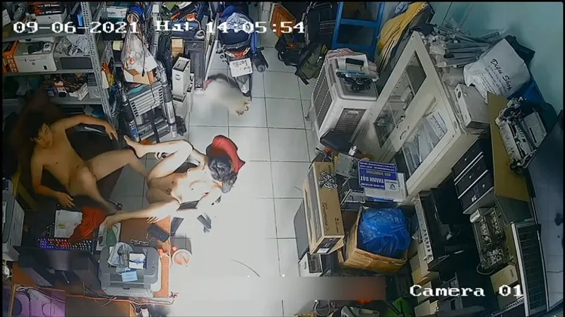 Cô vợ ông xã nắc nhau trong của hàng máy tính